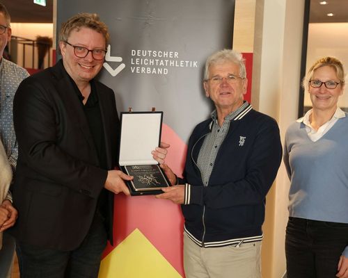 DLV-Ehrenschild für Ewald Walker