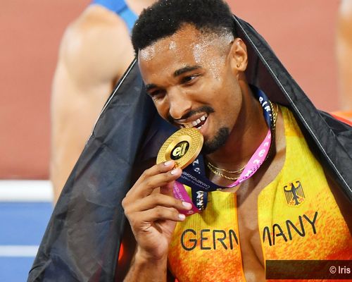 Leo Neugebauer (VfB Stuttgart) mit seiner Goldmedaille.
