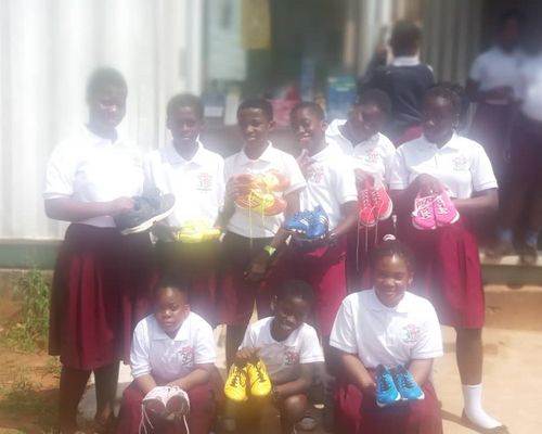 500 Paar Sportschuhe für Kinder in Ghana