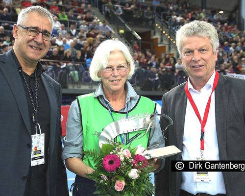 Iris Hensel erhält den DLV Medienpreis aus den Händen von DLV-Präsident Jürgen Kessing (rechts) und Mediendirektor Peter Schmitt